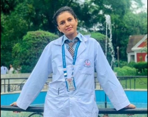 म त्यो सिटामोल जसरी सहजै र कम मूल्यमा उपलब्ध हुन्न दुनियाँका लागि… तर तिम्रा लागि म हरबखत उपलब्ध हुनेछु प्रिय!! सिटामोल जसरी किनकि म त केवल तिम्रो मात्र दुखाई निवारण मान्छे हुँ अर्थात् (सिटामोल हुँ ) बिना side effects केवल तिम्रा लागि मात्र तिम्रा लागि सिटामोल बन्न चाहन्छु प्रिय